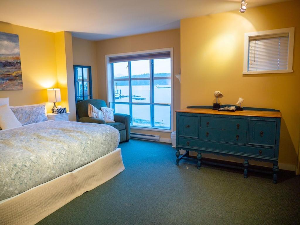 Waterfront View Of The Inlet, Short Walk To Town Apartment Tofino Ngoại thất bức ảnh